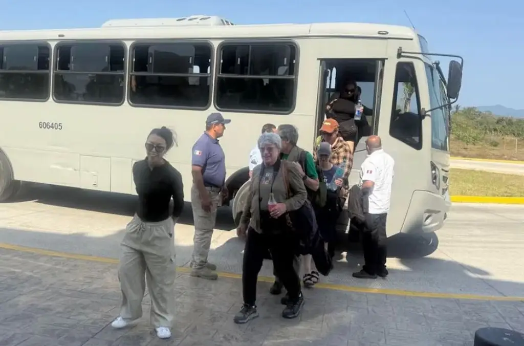 Imagen Delincuentes bajaron a adultos mayores extranjeros para incendiar autobús, durante narcobloqueos