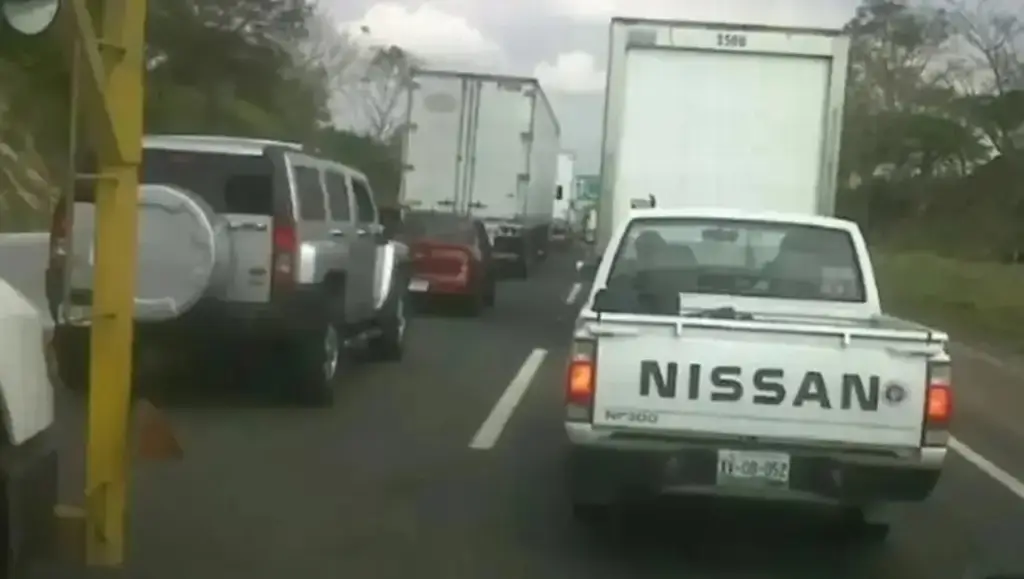 Imagen Hay cierre parcial de circulación en autopista de Veracruz