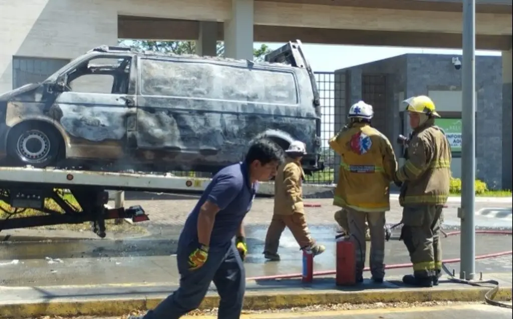 Imagen Incendio consume camioneta tipo Van en Fortín de las Flores, Veracruz 