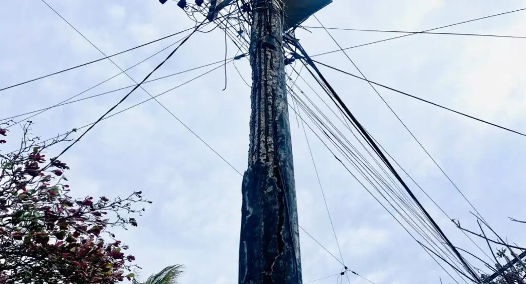 Imagen Reportan un poste de CFE en mal estado en la colonia Formando Hogar de Veracruz