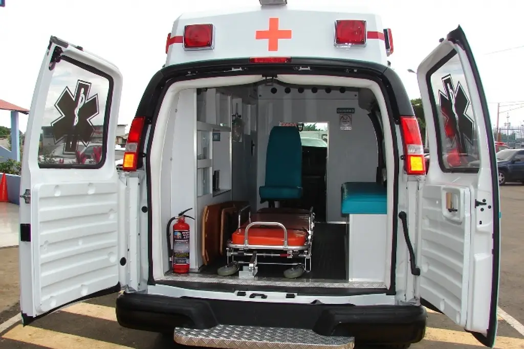 Imagen Colapsan gradas durante toma de foto de graduación en la UV