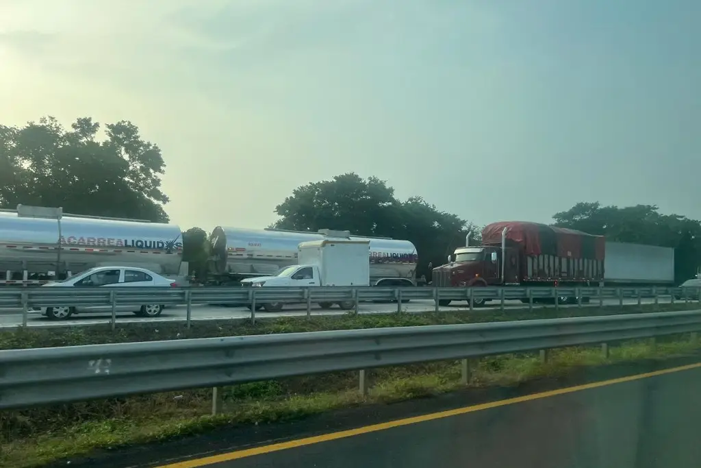 Imagen Tome precauciones, hay cierre de circulación en autopista de Veracruz