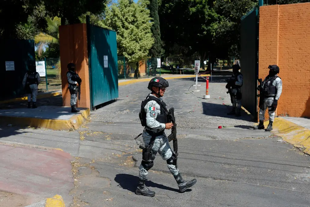 Imagen Con ataúd dorado, música regional y mucha seguridad entierran a 'El Mencho'