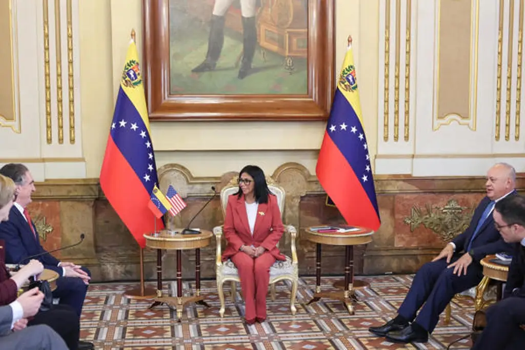 Imagen Delcy Rodríguez recibe al secretario de Interior de EU; de esto hablaron 