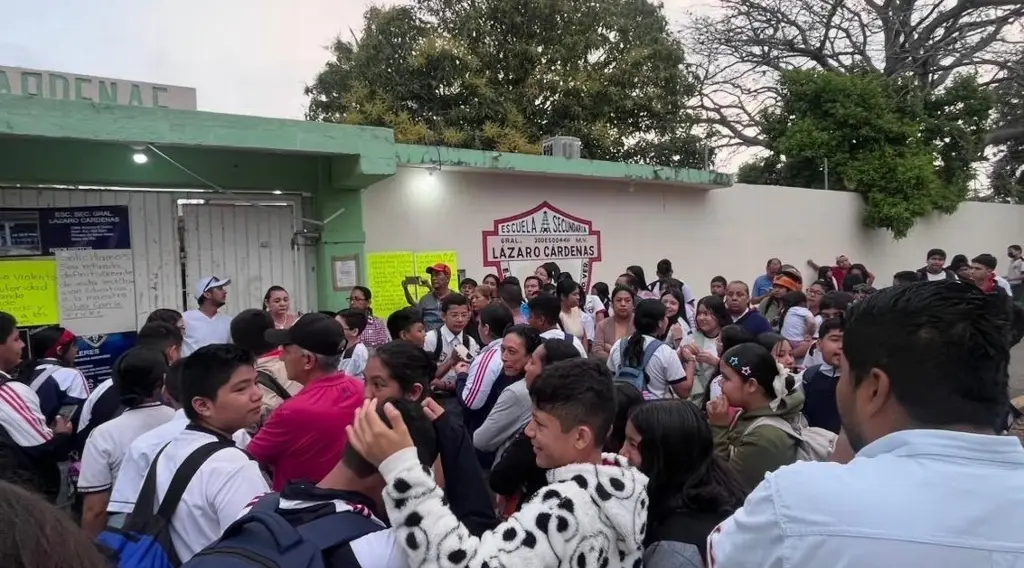 Imagen Personal de jornada toman las instalaciones de la secundaria Lázaro Cárdenas en Boca del Río 