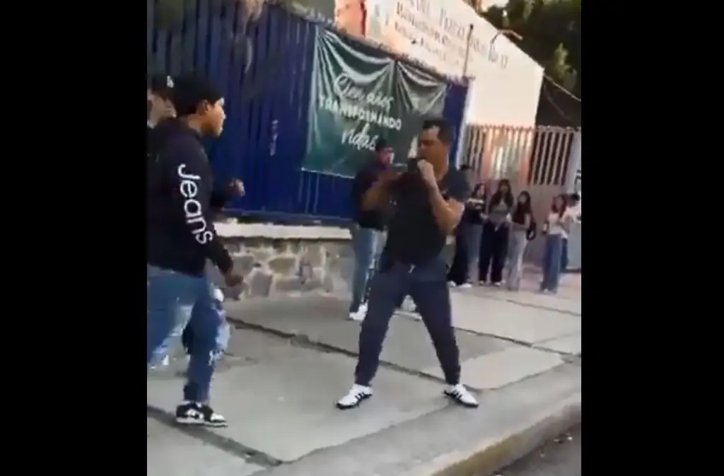 Imagen Pelea en la prepa 12 de Guadalajara: padre de familia golpea a estudiante y queman motocicleta