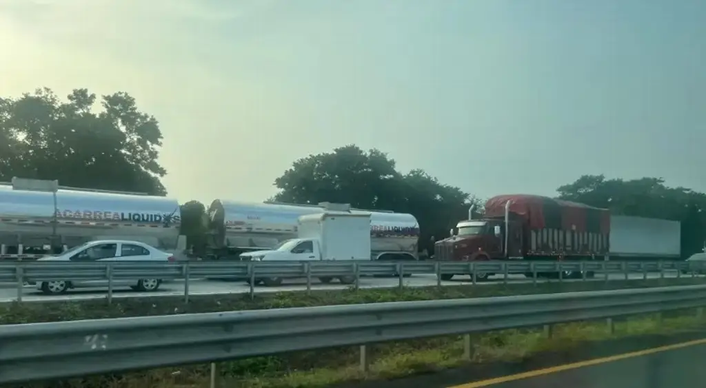 Imagen Hay cierre de circulación en autopista de Veracruz 