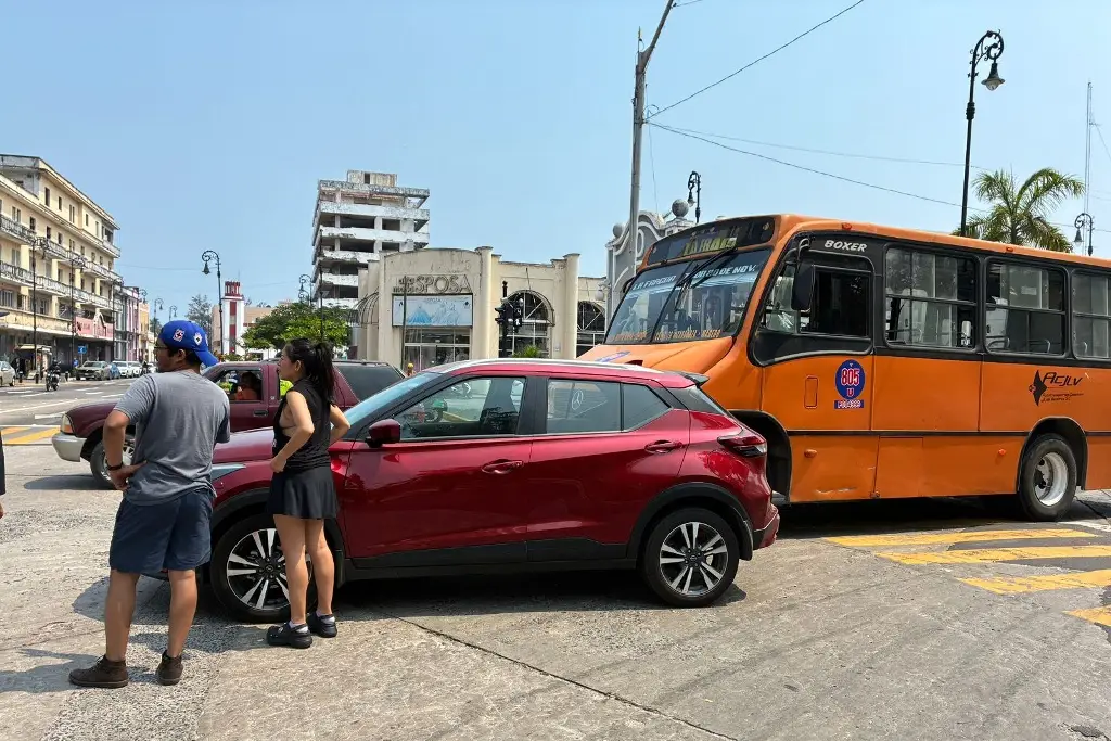 Imagen Choca camión de pasaje en centro de Veracruz; esto sucedió 