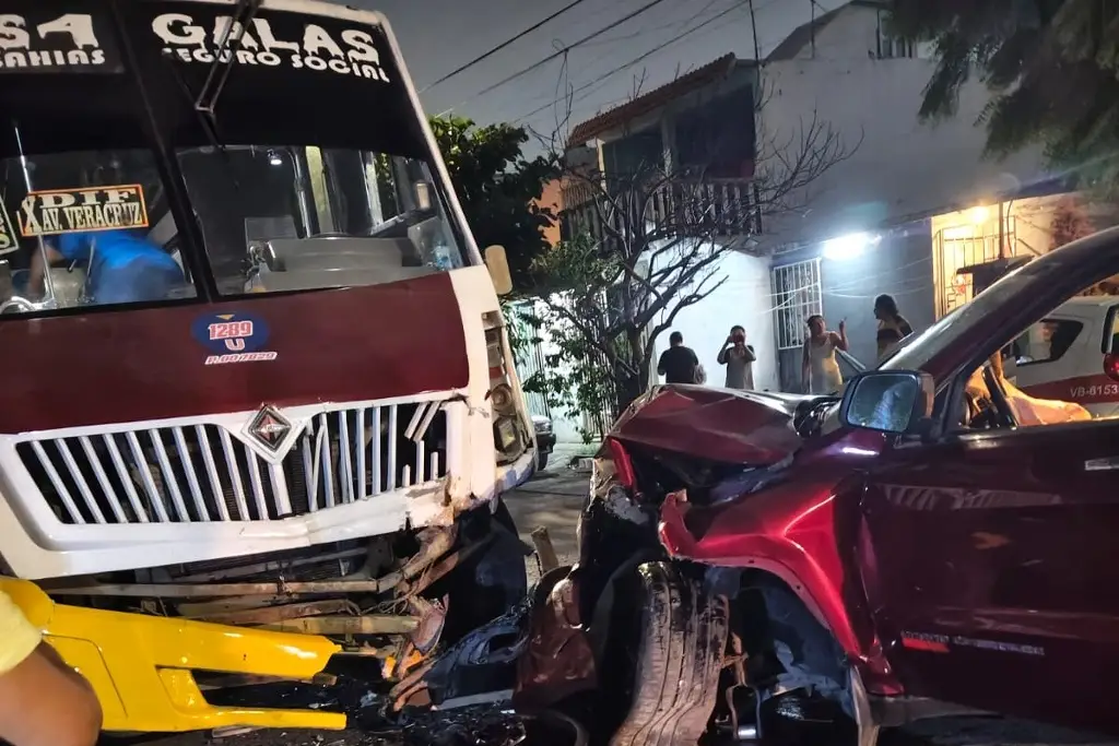 Imagen Presuntamente ebrio, desbarata camioneta y la deja abandonada en Veracruz