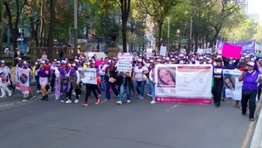 Imagen Con pancartas y vestidas de morado, marchan miles de mujeres en distintos puntos de la CDMX 