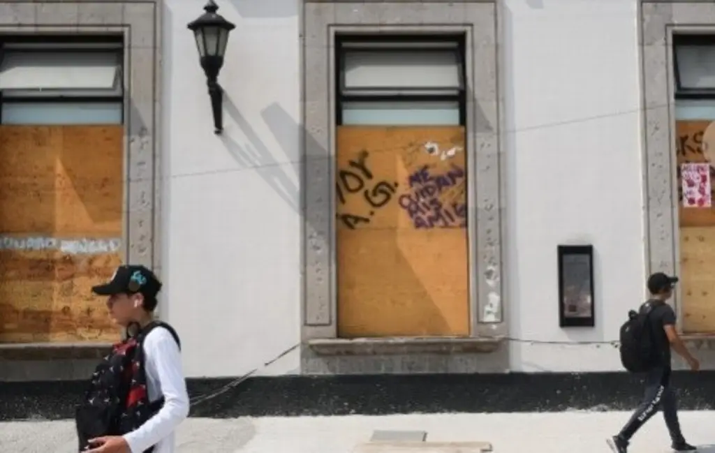 Imagen Comercios del centro de Xalapa protegen vitrinas ante marcha 8M