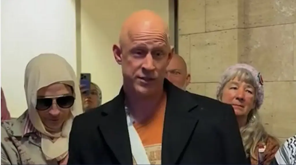 Imagen Sale de prisión exmarine de EU al que fracturaron el brazo por protestar contra la guerra