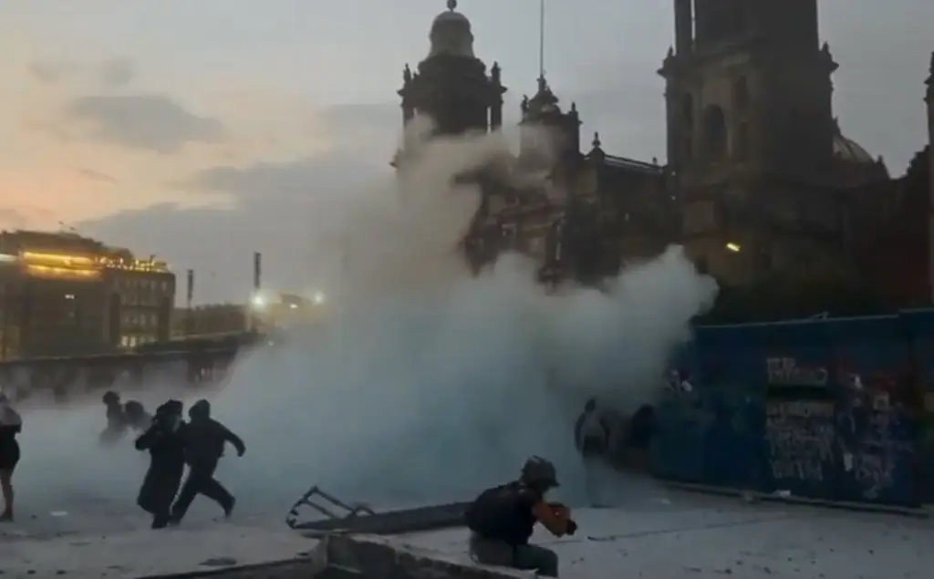 Imagen Marcha del 8M en CDMX culmina con tensión entre manifestantes y policías en el Zócalo