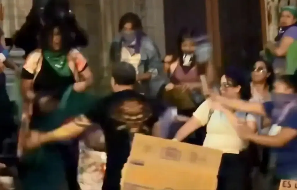 Imagen Sujeto agrede a mujeres durante marcha del 8M en Guanajuato