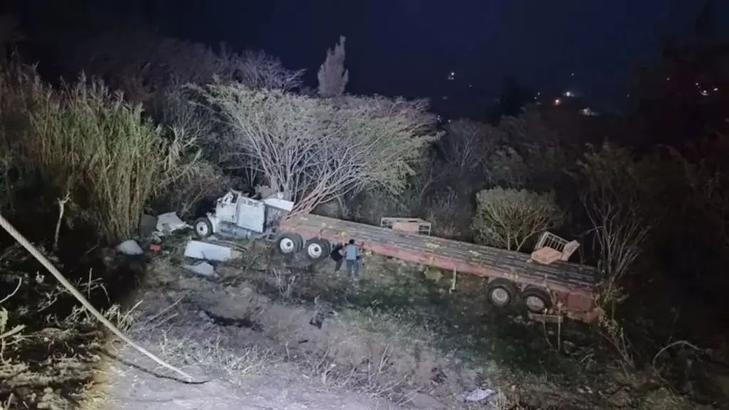 Imagen Accidente en Cumbres de Acultzingo: tractocamión cae a barranco