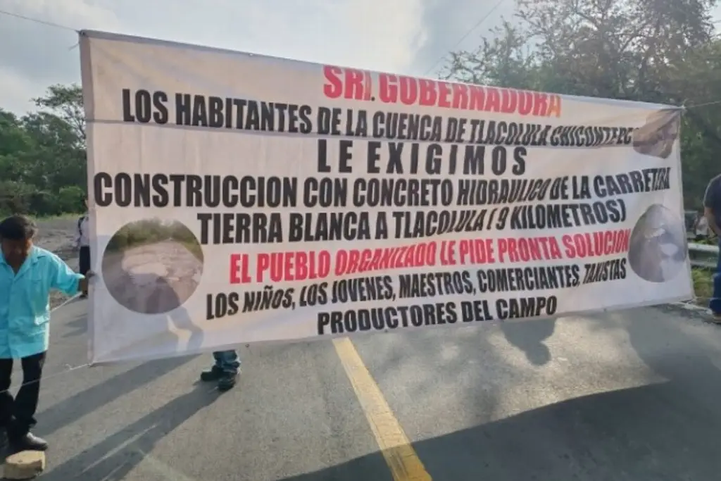 Imagen Ciudadanos bloquean carretera de Veracruz; esto exigen 