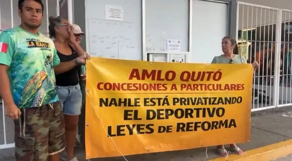 Imagen  Se manifiestan en el complejo acuático Leyes de Reforma en Boca del Río 