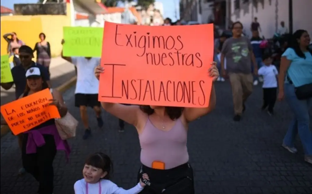 Imagen Bloquean Enríquez en Xalapa por retraso en obras de kínder