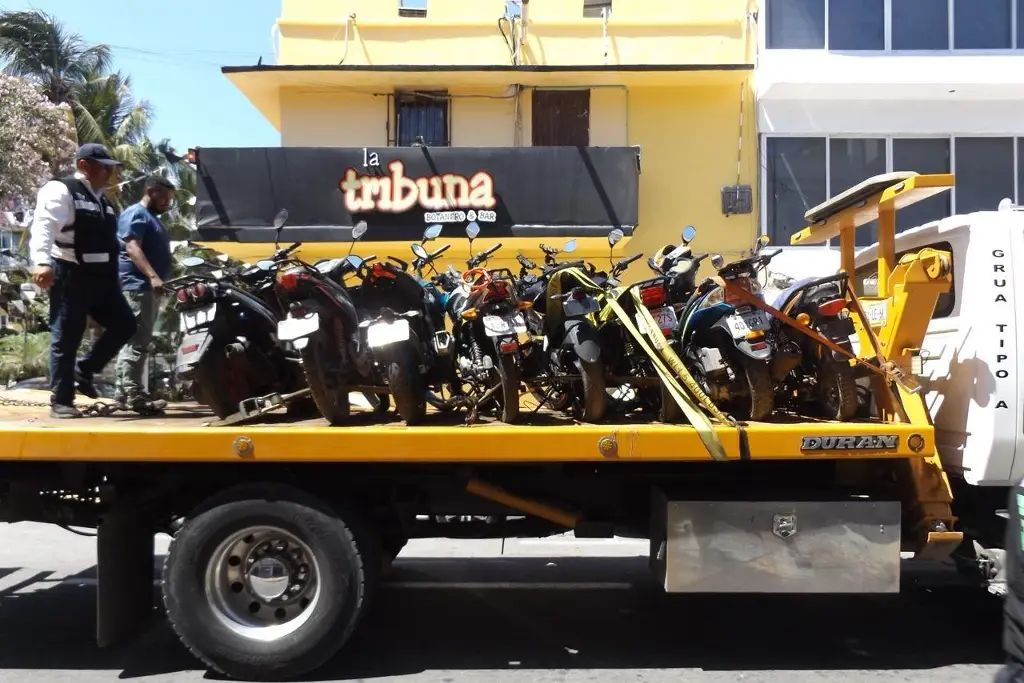Imagen Retiran motocicletas estacionadas en callejones y andadores del centro de Veracruz