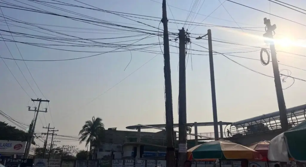 Imagen Reportan poste de CFE en pésimas condiciones en la entrada del IMSS de Cuauhtémoc 