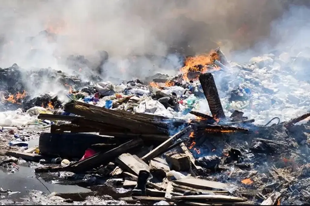 Imagen Quema de basura se descontrola y provoca incendio en Emiliano Zapata