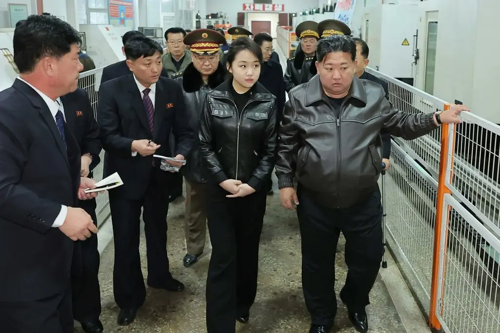 Imagen Hija de Kim Jong-Un aparece junto con líder norcoreano en inspección a fábrica de armas