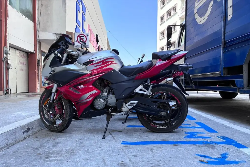 Imagen Centro de Veracruz: motociclistas empiezan a estacionarse en nuevos espacios y evitan sanciones