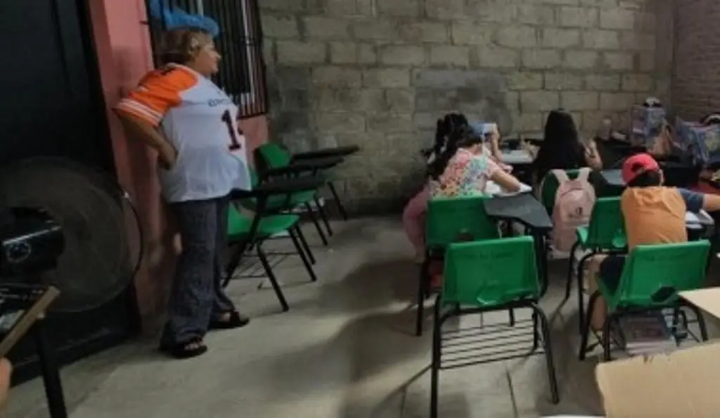 Imagen A 5 meses de inundación, estudiantes toman clases en casas prestadas en Poza Rica, Veracruz 