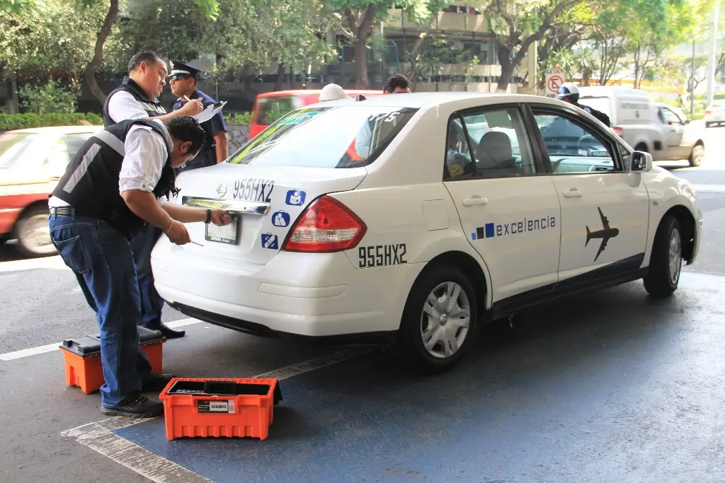 Imagen Habrá estacionamiento de corta estadía para taxis de apps en aeropuerto de CDMX: Semar