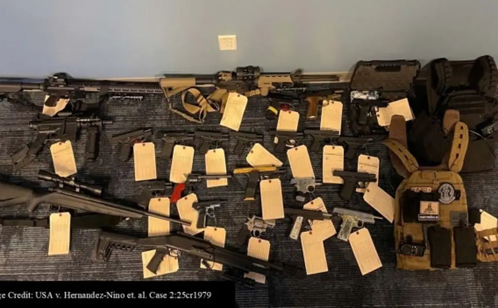 Imagen Sentencian a traficante de armas en Texas; arsenal sería vendido a criminales en México