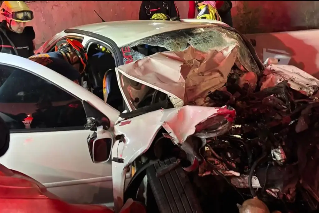 Imagen Tres pierden la vida tras chocar contra muro este sábado; dos más están graves