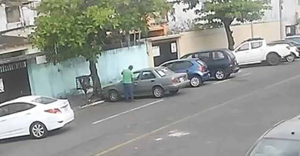 Imagen En cuestión de segundos, así le roban su auto en esta colonia de Veracruz (video)