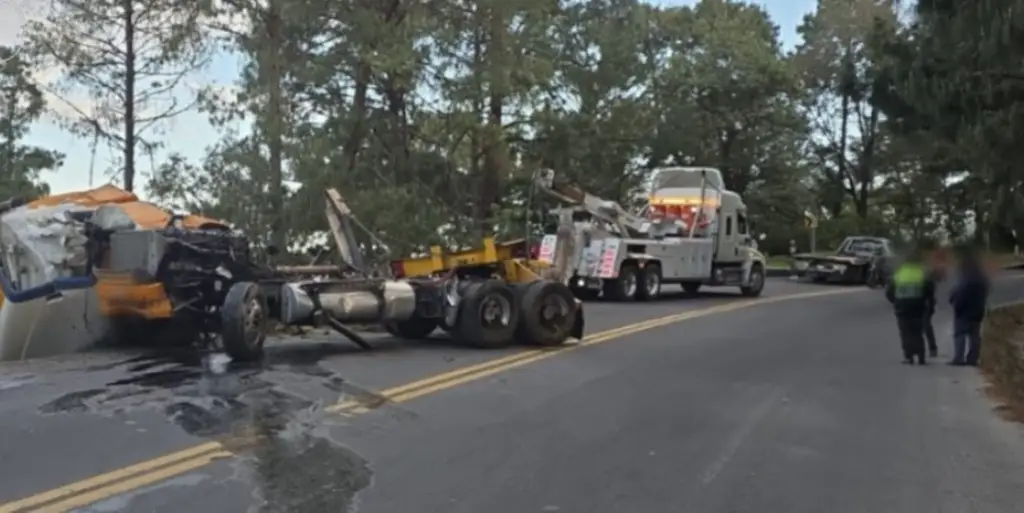 Imagen Tráiler cae en barranco este sábado en carretera de Veracruz