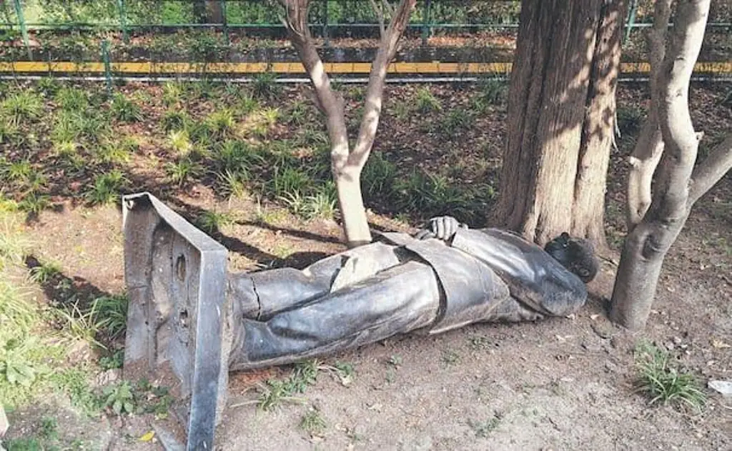 Imagen Exhiben que escultura de Calderón continúa tirada en el suelo de Los Pinos