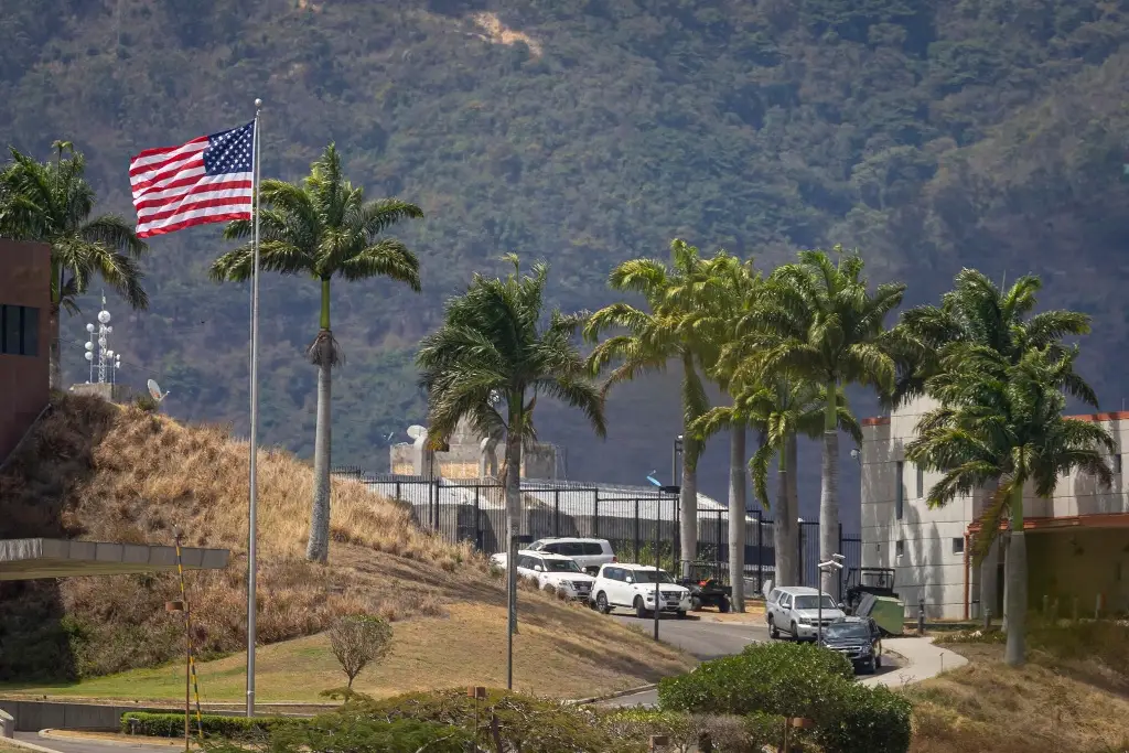 Imagen Embajada de EU en Venezuela iza la bandera de su país por primera vez en siete años