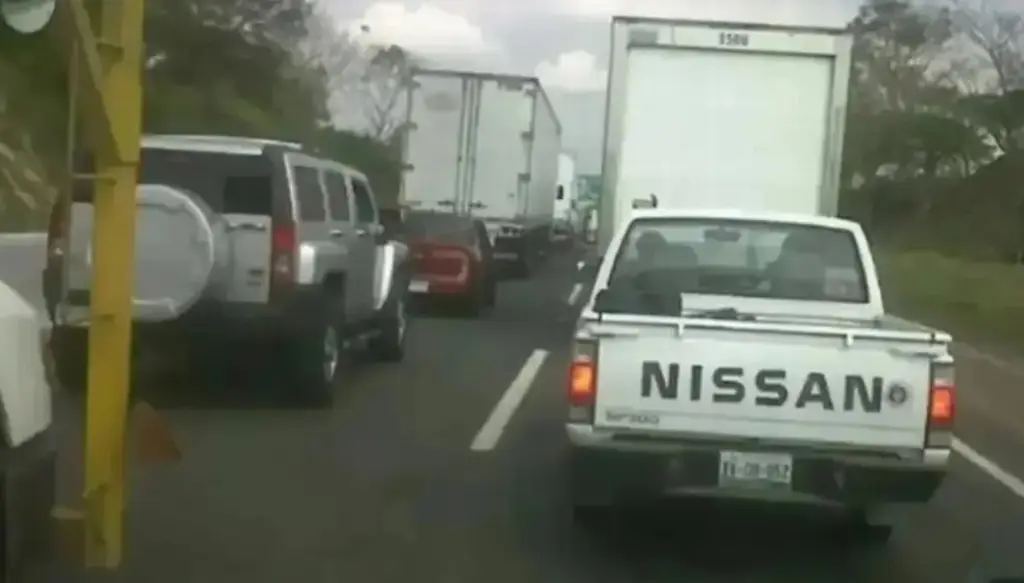 Imagen Tome precauciones; hay cierre parcial de circulación en autopista de Veracruz