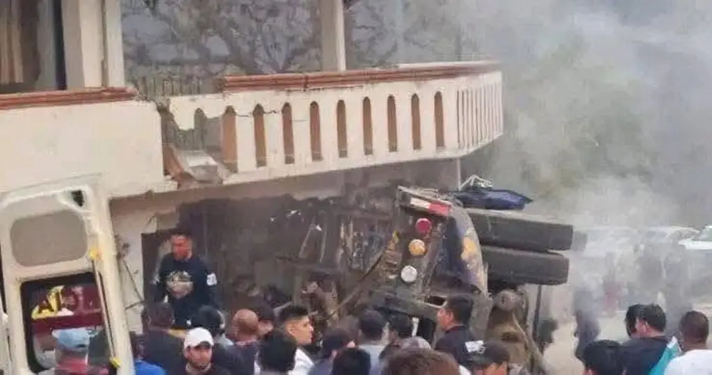 Imagen Suman cuatro muertos tras impacto de un camión de carga contra vivienda en Oaxaca