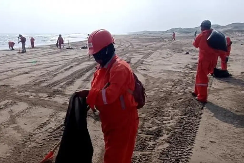 Imagen No se han detectado fugas de petróleo; veracruzanos limpian playas: Pemex