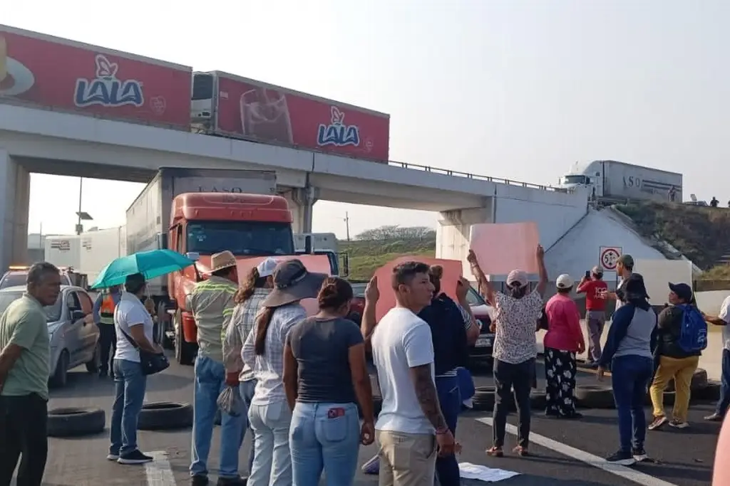 Imagen Bloquean la Paso del Toro - La Antigua; llega Rocío Nahle y esto le pidieron