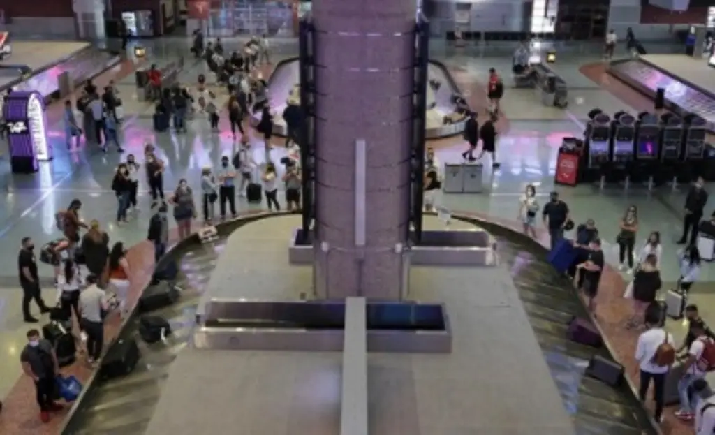 Imagen  Aeropuerto de Dubái reanuda miles de vuelos tras horas de suspensión