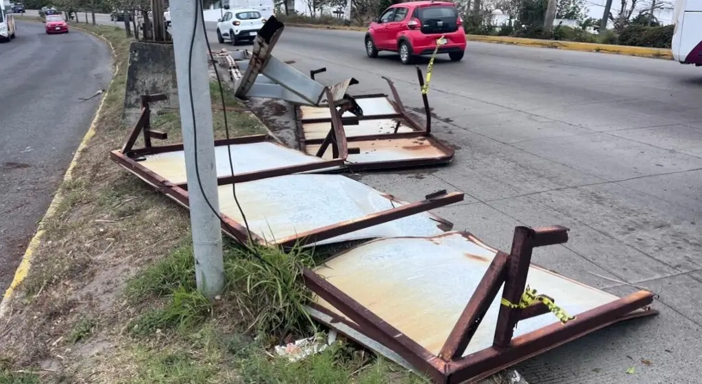 Imagen Estructura metálica cae en Ejército Mexicano debido al norte