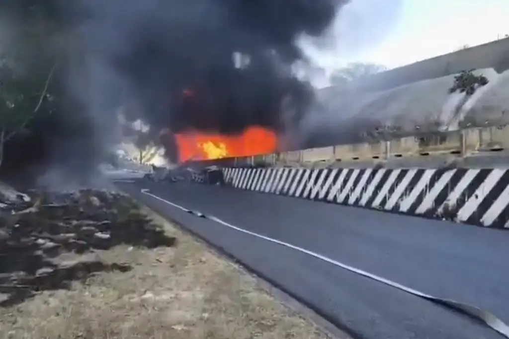 Imagen Cierran autopista Monterrey-Reynosa por incendio de pipa