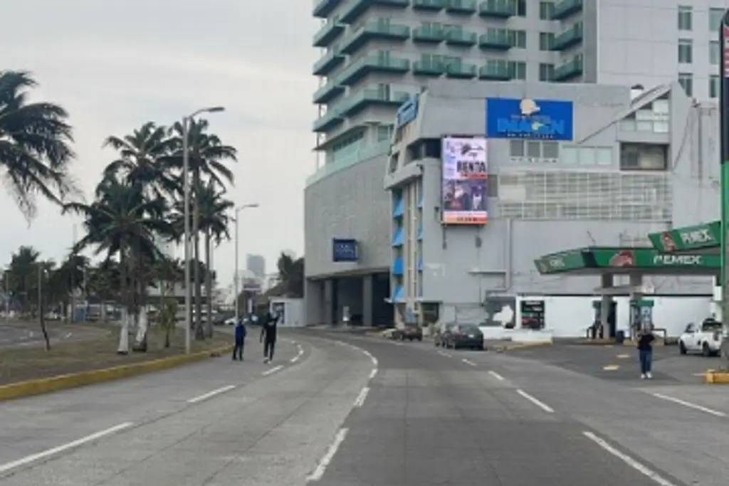 Imagen Por norte, caen pedazos de cristal de hotel en avenida Ruiz Cortines de Boca del Río 