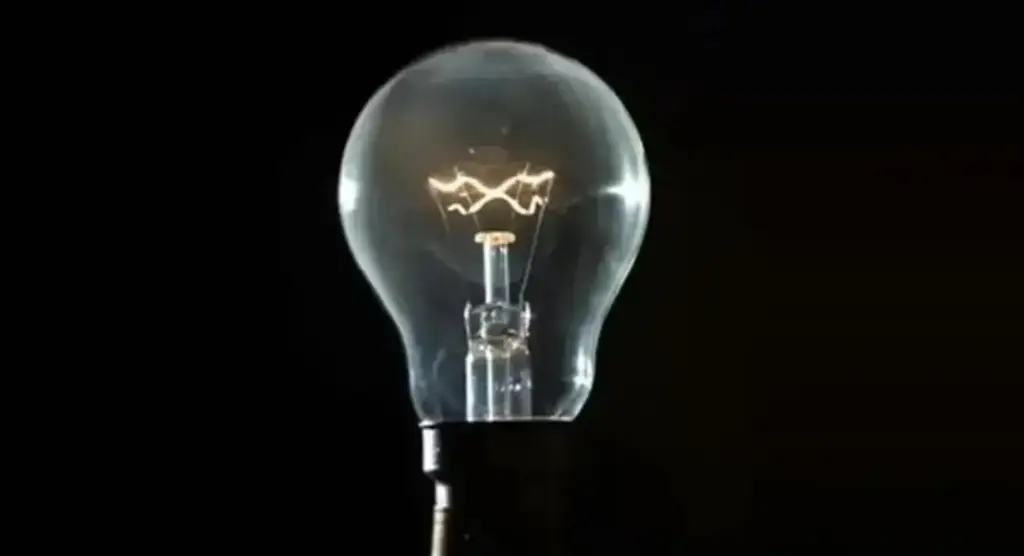 Imagen Poste de luz cae, daña carro y deja sin luz a colonia de Boca del Río 