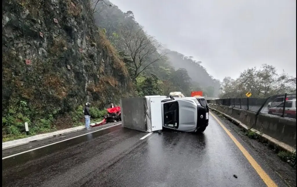 Imagen Volcadura provoca cierre de circulación en esta autopista de Veracruz 