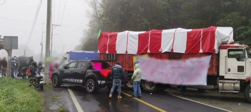 Imagen Bloquean habitantes la carretera Teziutlán-Perote 