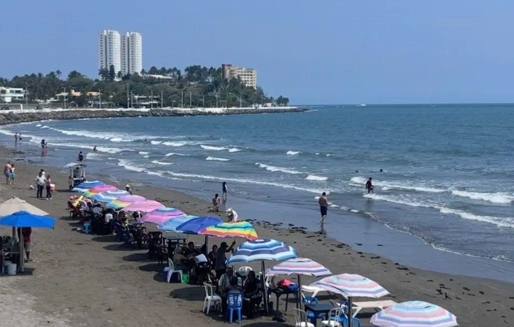Imagen Sacan cerca de 20 kilos de petróleo en playas de Boca del Río