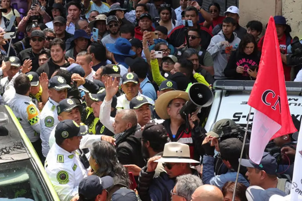Imagen Integrantes de la CNTE se enfrentan con la Policía durante marcha en CDMX 