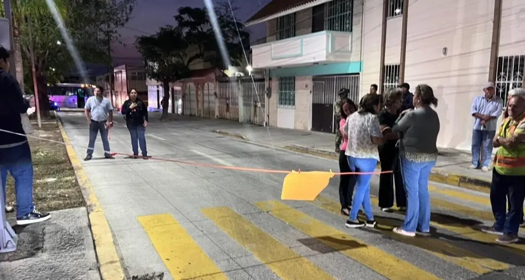 Imagen Vecinos del Virginia cierran el paso en Juan Pablo II por falta de energía eléctrica 