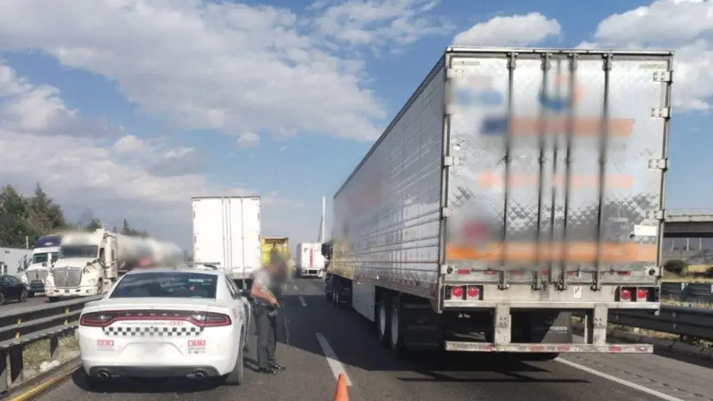 Imagen Hay cierre parcial de circulación en carretera de Veracruz, ¿A qué altura? 